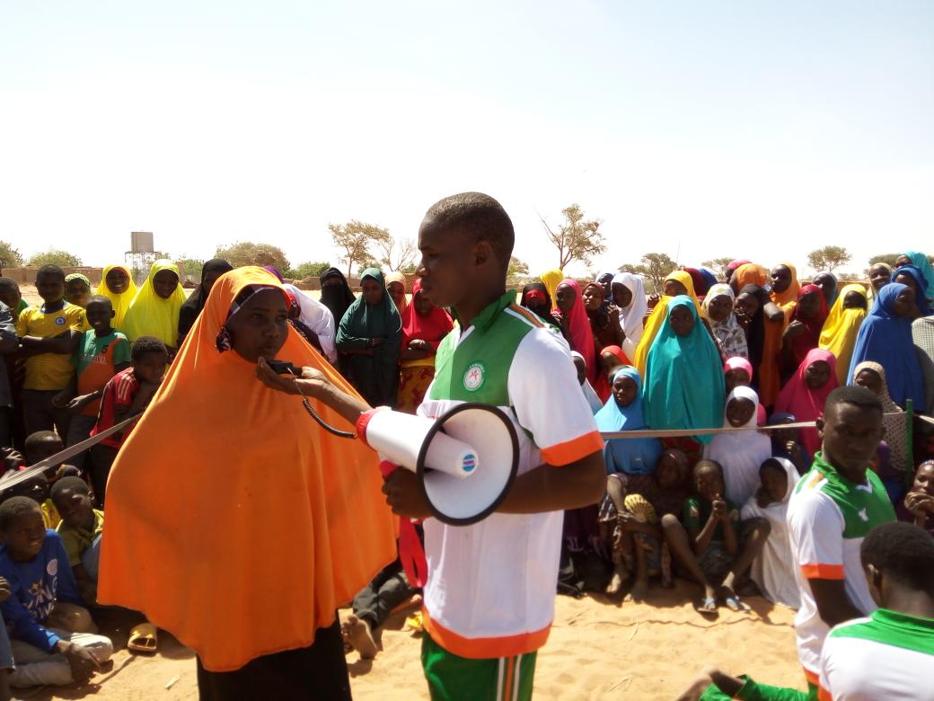 amadoumirak's tweet photo. En campagne de sensibilisation pour la scolarisation des jeunes filles. 
La jeunesse du #Niger est au coeur du changement! @COMDEV2016 https://t.co/WCz097eBnB