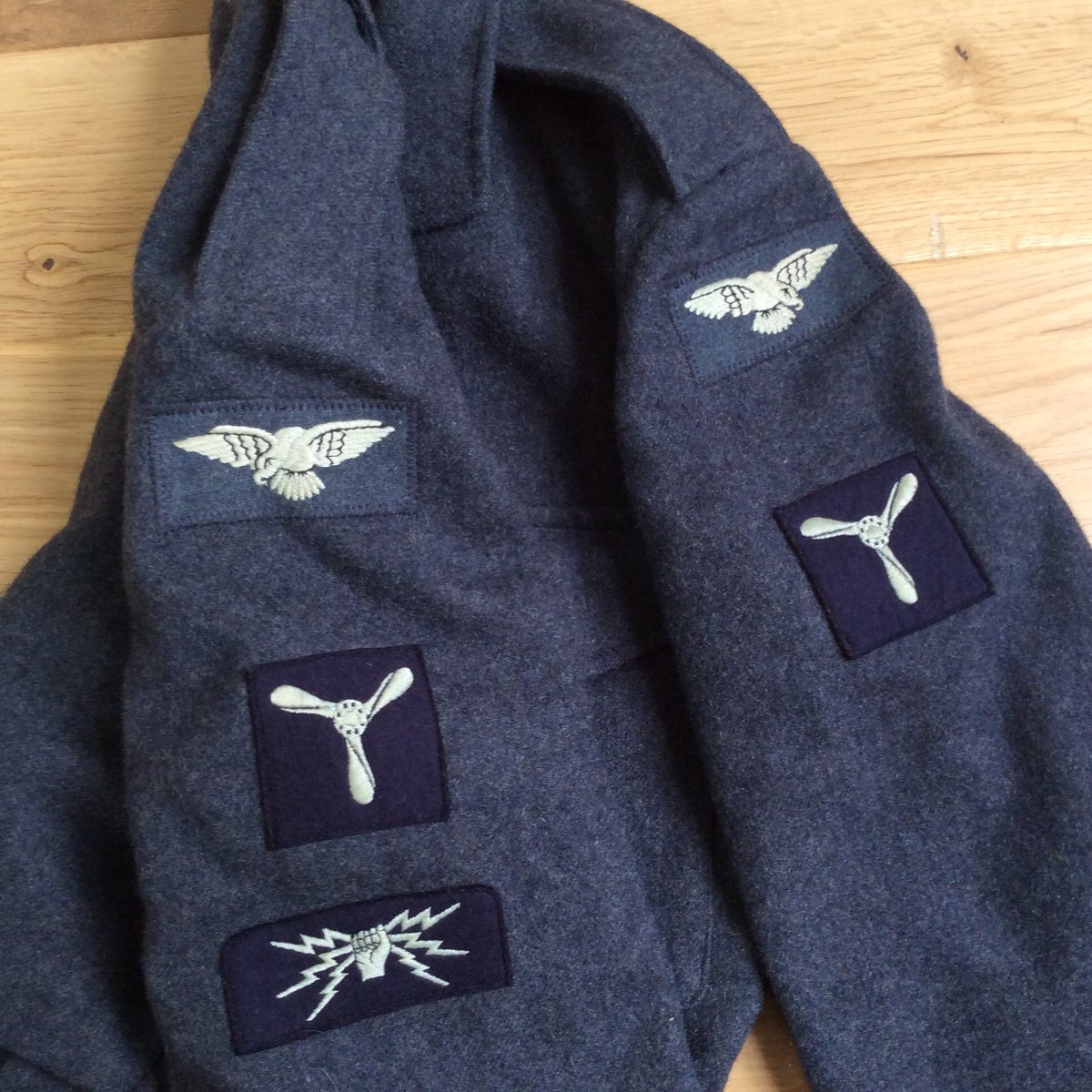 RetroVtgLove's tweet photo. That'll be a Leading Airman with a Telecommunication Personnel Qualification, to you and I. #RAF #Sparks #Uniform https://t.co/ncW3GAVlFQ