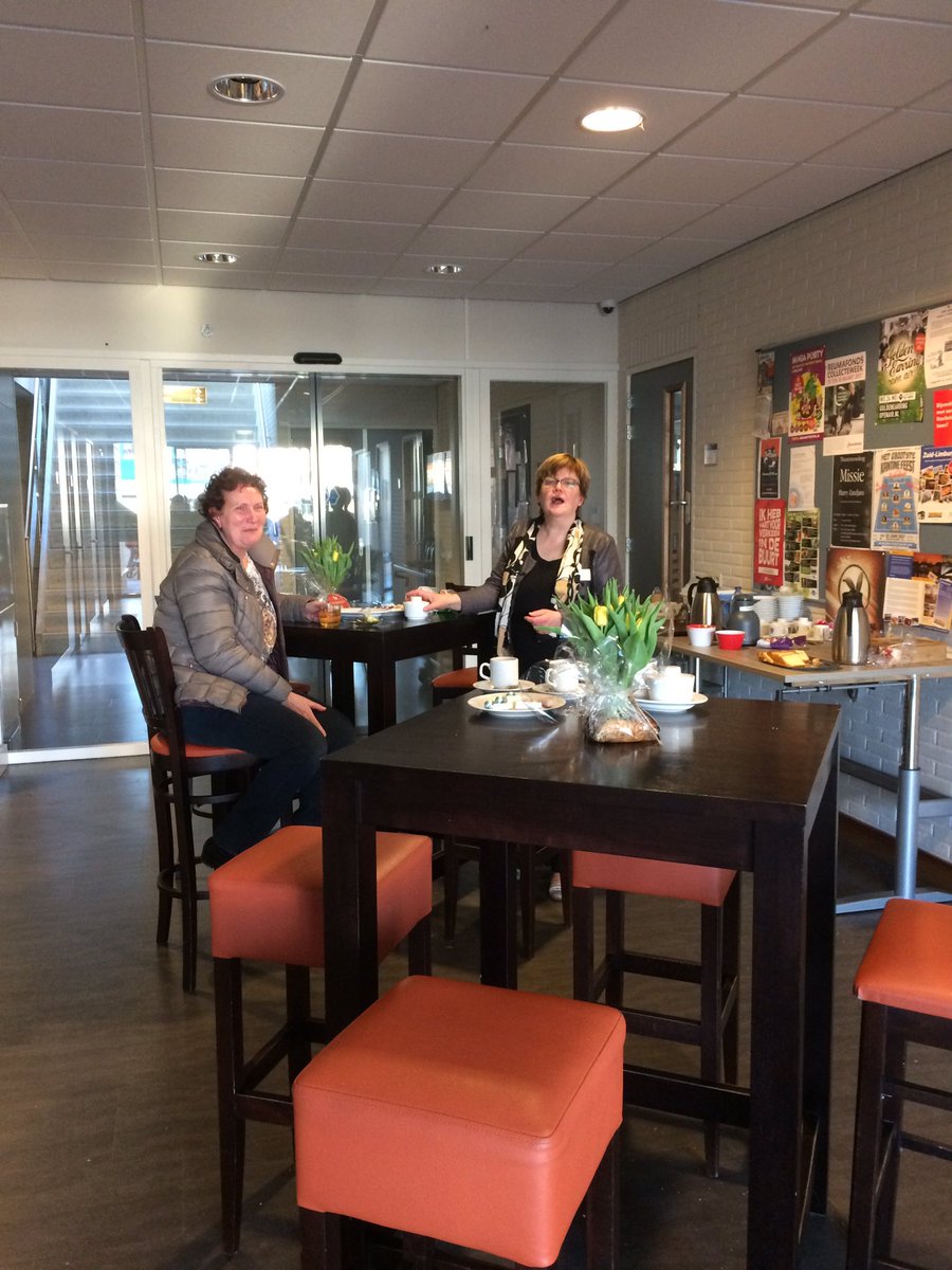 BurgNauta's tweet photo. Krijgen van mij de prijs voor het gezelligste stembureau in onze Hof: @DePolBentelo! Lekkere koffie, cake en eitjes hoor! https://t.co/HnApvfisj0