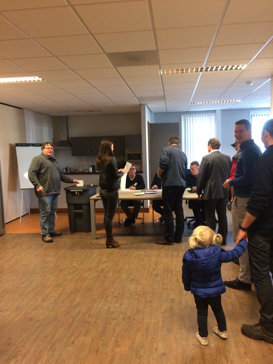 BurgNauta's tweet photo. Krijgen van mij de prijs voor het gezelligste stembureau in onze Hof: @DePolBentelo! Lekkere koffie, cake en eitjes hoor! https://t.co/HnApvfisj0