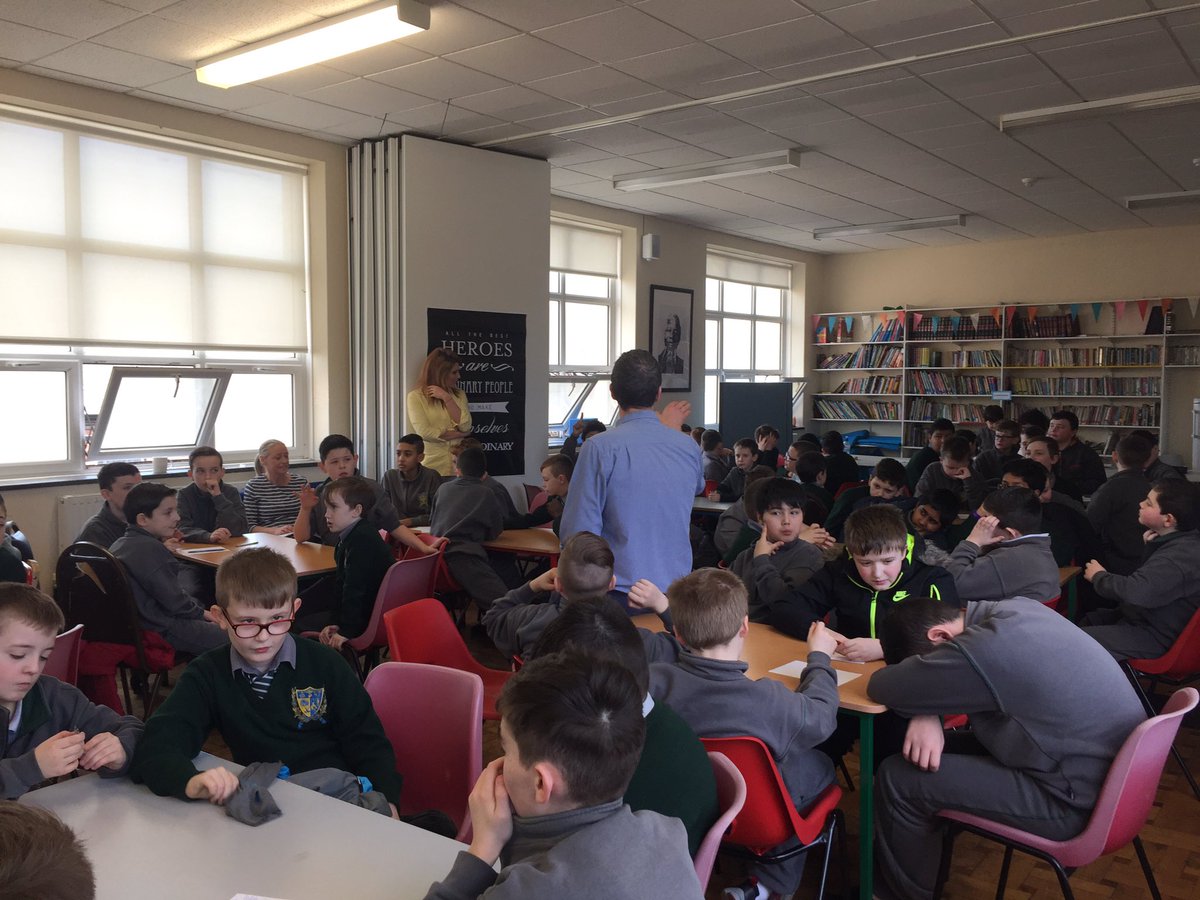 FrannerMsbrowne's tweet photo. Tráth na gceist..#craic #SnaG2017 #gaeilge #franner go raibh míle maith agat @MrG5thFranner our fear na gceisteanna👏🏻🍀❤️📚agus @mswfranner https://t.co/XqYe9G5p4q