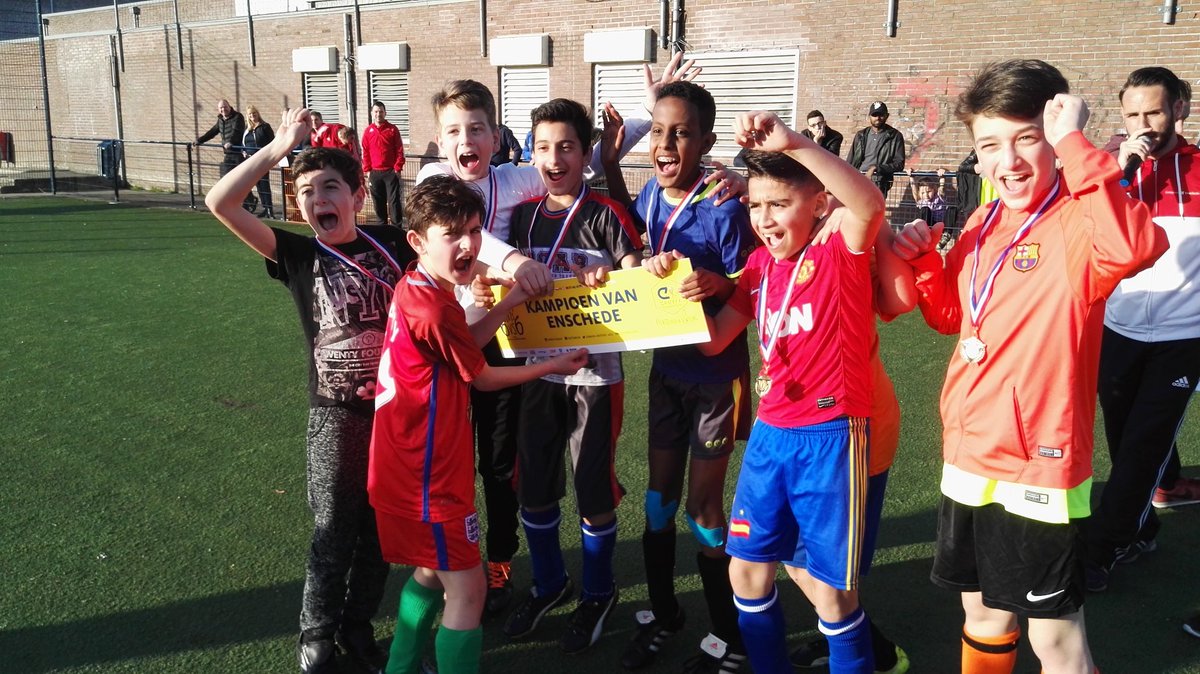 <a href="/kbsDeWindroos/">kbs De Windroos</a> wint 6x6 stedelijke finale Cruyyf Court en gaat door naar de regiofinale. <a href="/Sportaal053/">Sportaal</a> <a href="/Gem_Enschede/">Gemeente Enschede</a> <a href="/JCFoundation/">Johan Cruyff Foundation</a> <a href="/Domijn/">Domijn</a>