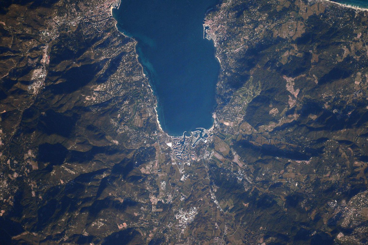 Un nom de ville qui résonne bien au-delà des frontières FR: Saint-Tropez! Ste-Maxime en face et Cogolin dans les terres @GolfeSaintTropez