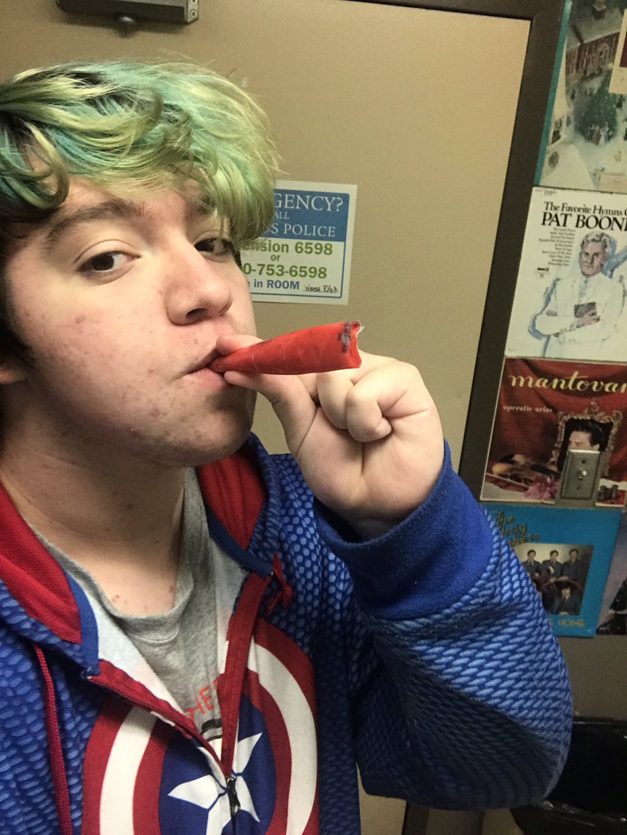 SpudTater1's tweet photo. Do whatever it takes to take the pain away #rollup #thuglife https://t.co/lIVfgsta0n