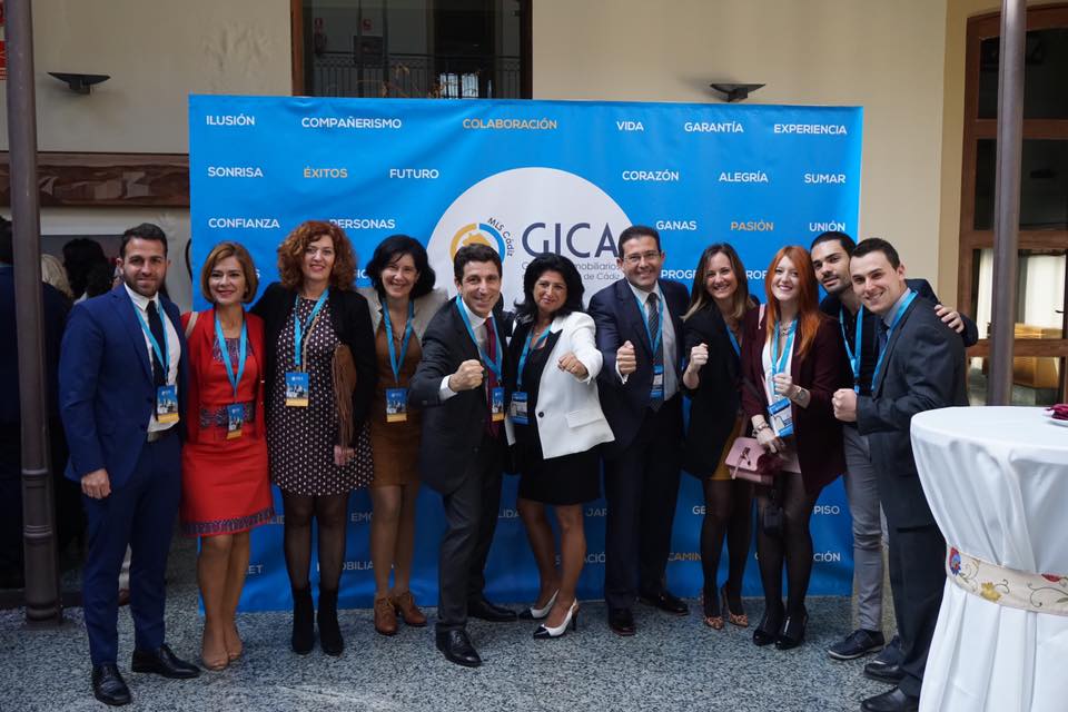 aticosinmo's tweet photo. ¡Gran equipo y mejores personas! 👏🏻#5ConvencionGica #equipoaticos #ÁticosInmobiliaria #colaboraressumar #Cádiz https://t.co/GAFWeeiqzM
