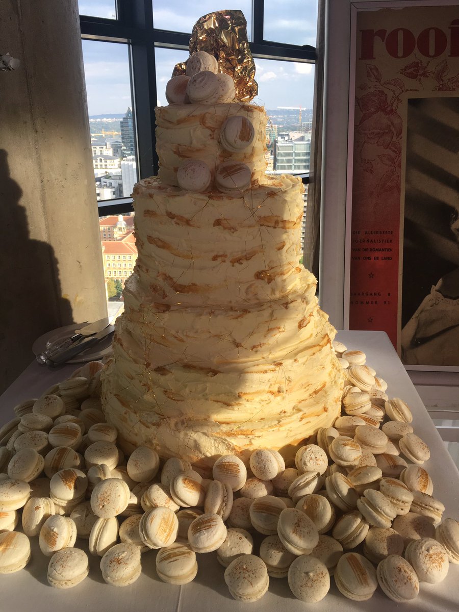 rooi_rose's tweet image. Ons spesiale verjaarsdagkoek is deur die wonderlike @corlibotha2 gemaak!

75 het nog nooit so lekker geproe nie!

#rooirose75