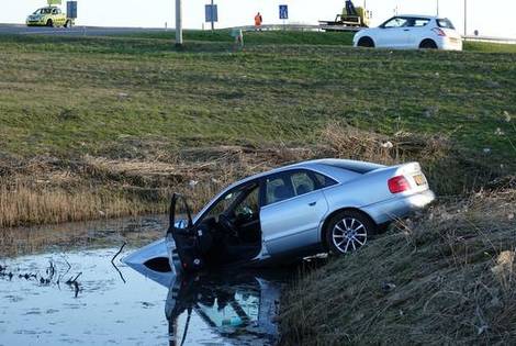 Automobilist mist bocht en belandt in water bij Heemskerk dlvr.it/NdYzJz