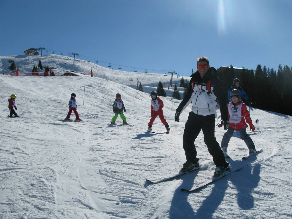 snowdlight's tweet photo. With over 25 #ski &amp; #snowboard instructors speaking 5 languages you are sure to find the perfect instructor for you! https://t.co/u8nXRpX9IA https://t.co/xs3RaSWjK8