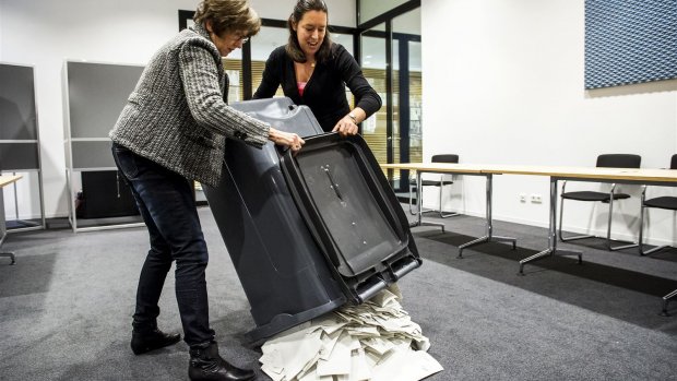 RTLnieuws's tweet photo. Gemeenten stellen verkiezingsuitslag nu al uit, vanwege handmatig tellen https://t.co/HbbKBCGbpo https://t.co/xqfcEeHrJV