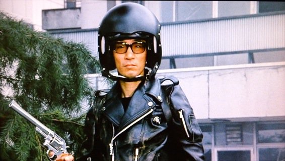 むせる ビッグマグナム黒岩先生 同名の漫画を映画化すると見せかけた国産マッドマックス 1のほう フォロワー 原作と違い 黒岩先生は銃を出すのが結構後半で 頼みの綱も切れどうにもならなくなった時 真のリーサルウェポン横山やすしが立ち上がる