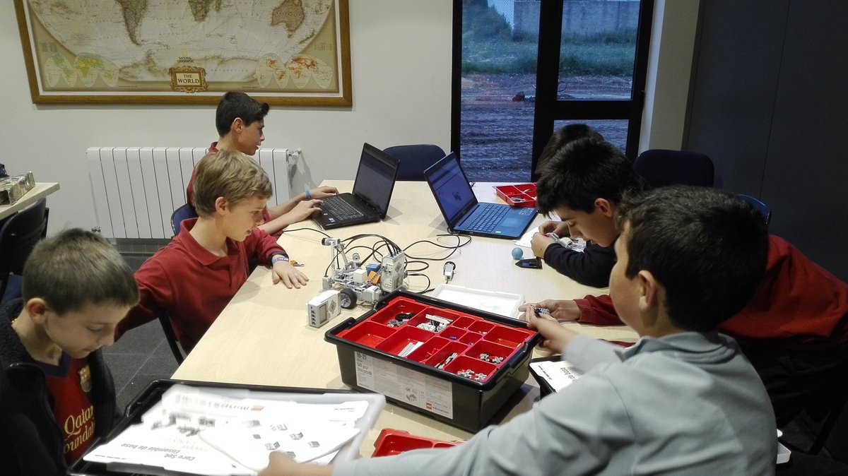 club_antara's tweet image. Els nois de robòtica treballant per preparar la #RoboCAT17. A tope!!
