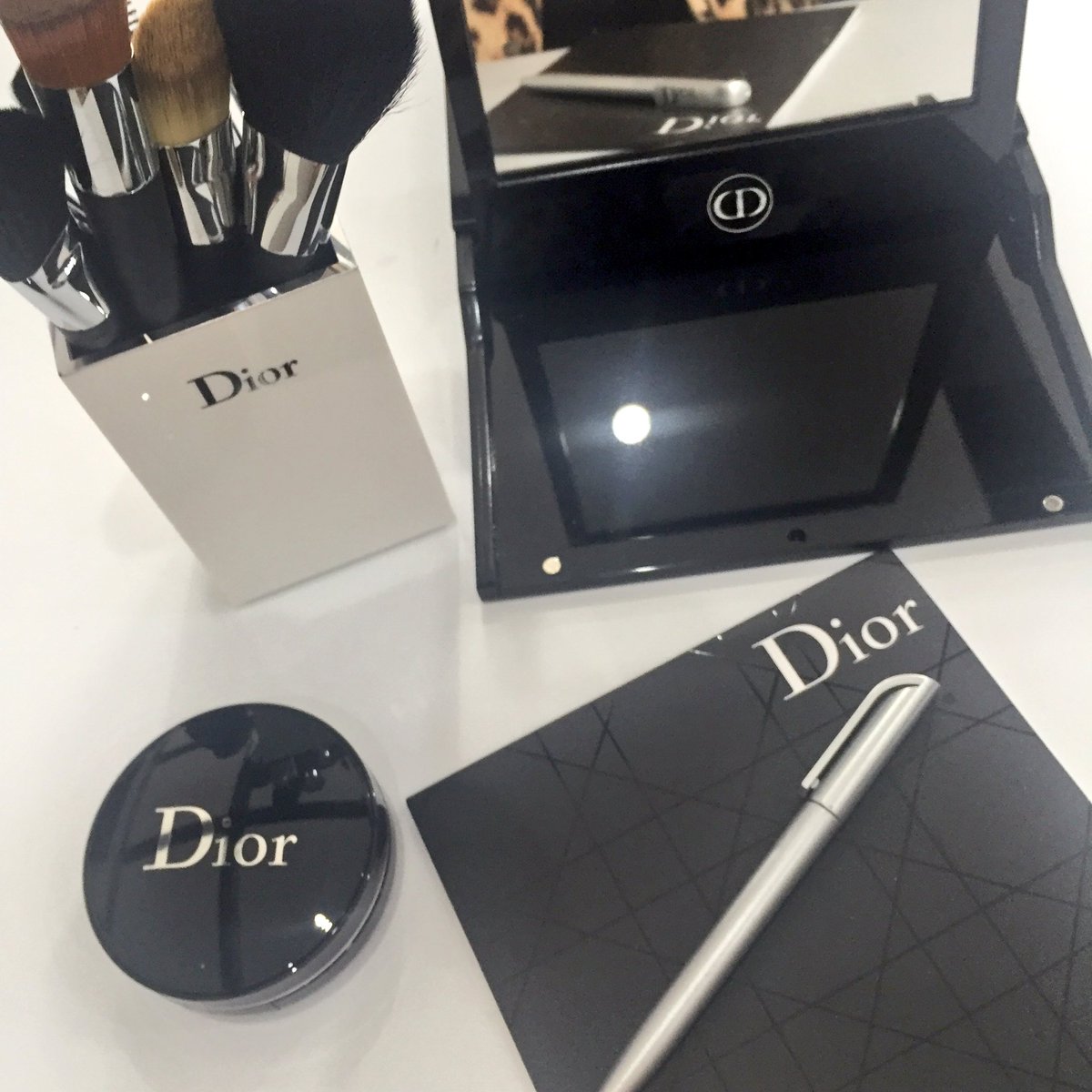 ZairaMarino1's tweet photo. ¡ Mis labios y base siempre tiene que ser @dior ! #DiorMasterClass
#DiorSkinForever 💕 #lacqueraddict https://t.co/HVS5geVDMD