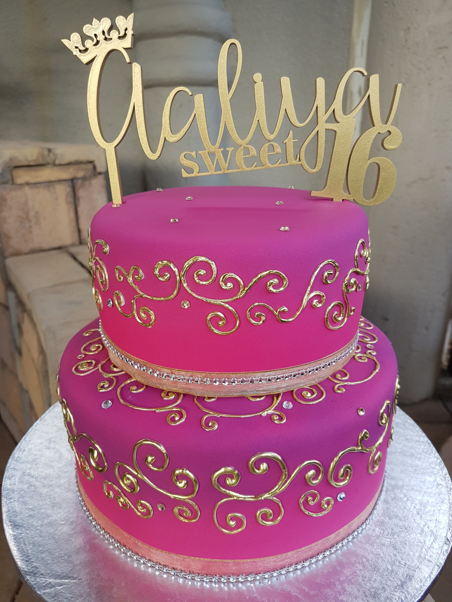Shamι̥ma on Twitter: "Sweet 16 hot pink ombre cake with gold and