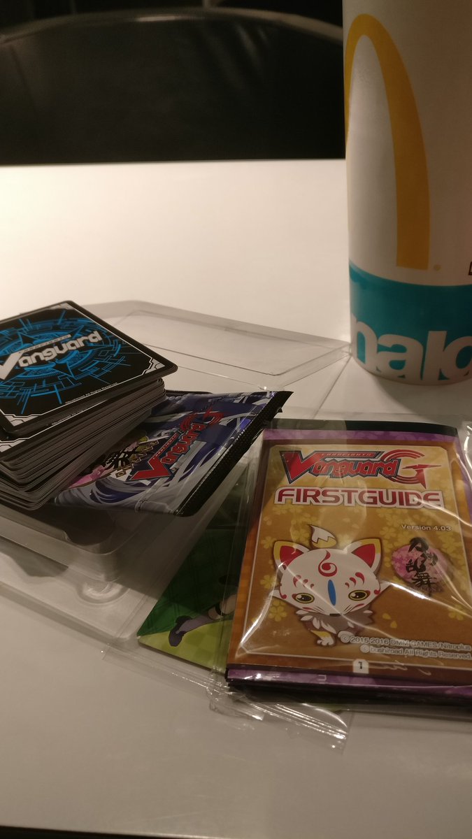 Narrenfeuer_'s tweet photo. Bei McDoof sitzen. Nach langer Zwit wieder mit meinen Leutchen quatschen und dann wohl noch #Veguard lernen. :D @shadowmellow https://t.co/OJ688wKpmB