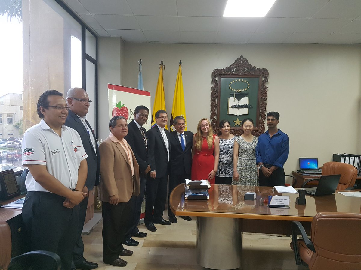 CIMA_ugfca's tweet photo. Firma de convenio marco entre @BcoAlimentosGye y @UdeGuayaquil
#GestionSocialdelConocimiento #FCAUG https://t.co/uZlnYeiRvQ