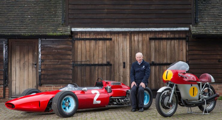 Sir John Surtees con la Ferrari 158, campeones en F1 en 1964, y una de las MV Agusta con las que logró siete títulos en Moto...