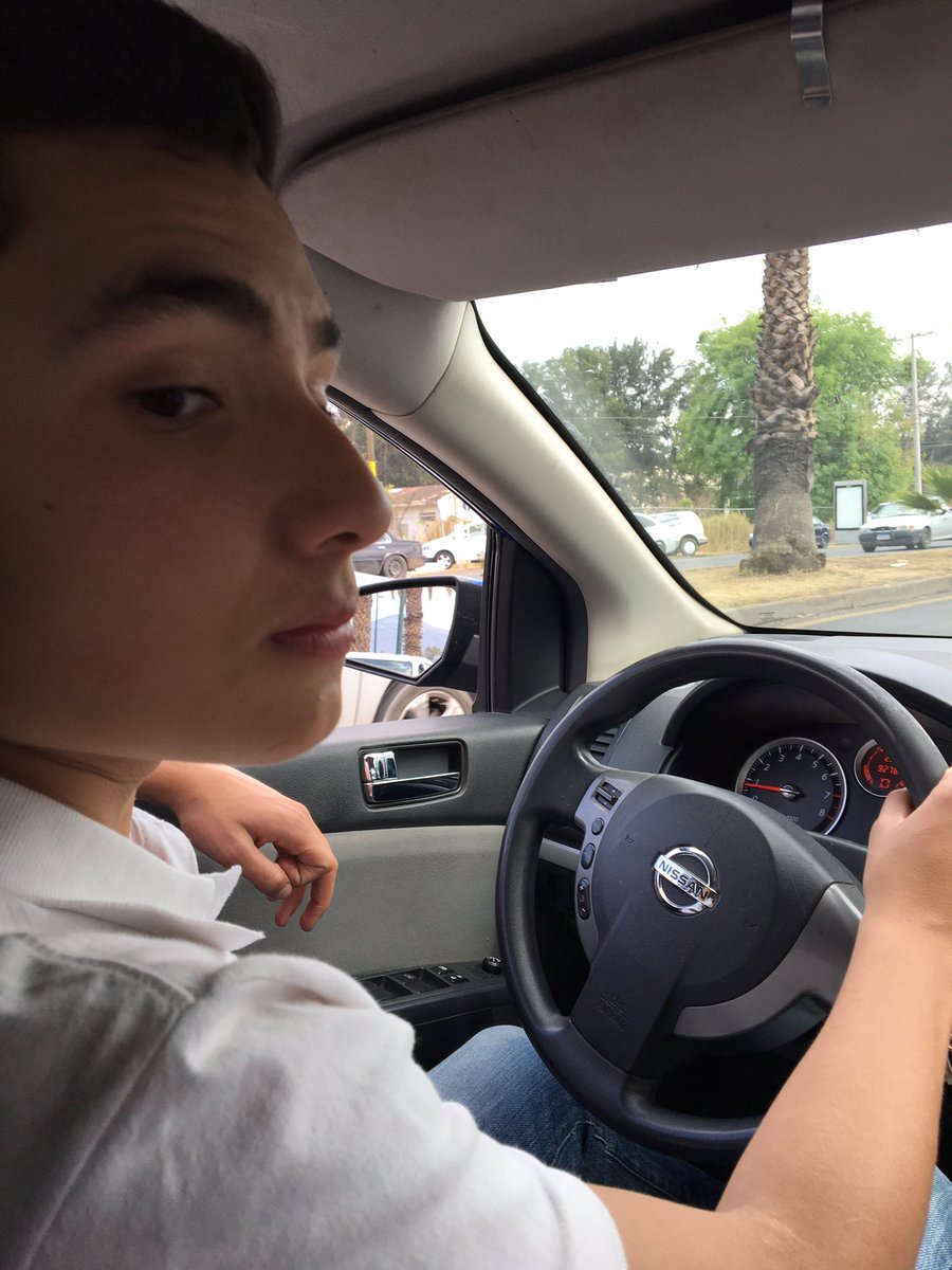 UglyGarnicola's tweet photo. Súbete a mi Sentra bb! 😘#soytupapi https://t.co/BzhoQaJpKT