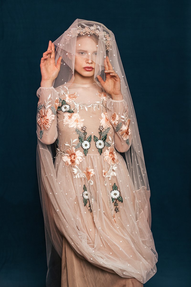 Después de estas fotos, te convencerás de que si llevaste una corona de flores como invitada, lo harás como novia. bit.ly/2lE8n8f