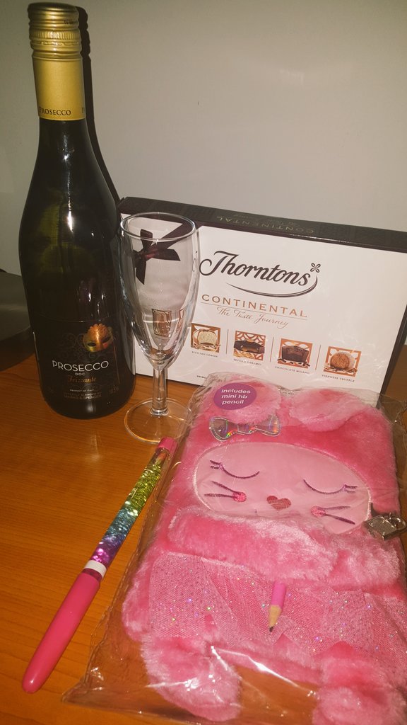 roisinkearney3's tweet photo. Thanks @covbelgrade @RebeccaChloe1 for the unique #piwow! Looks like #dietstartstomorrow #deardiary 😘 @placemadebyyou @SDEBDD https://t.co/gbg3M8nlwp