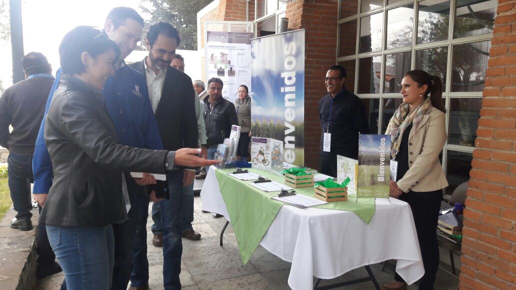 ACCIMMYT's tweet photo. Ing. Tania Casaya, gerente del hub #VAGP, da la bienvenida a dr. Bram Govaerts y Sergio Tapia, a reunión estrategica en #Tlaxcala https://t.co/J5s9uerZSd