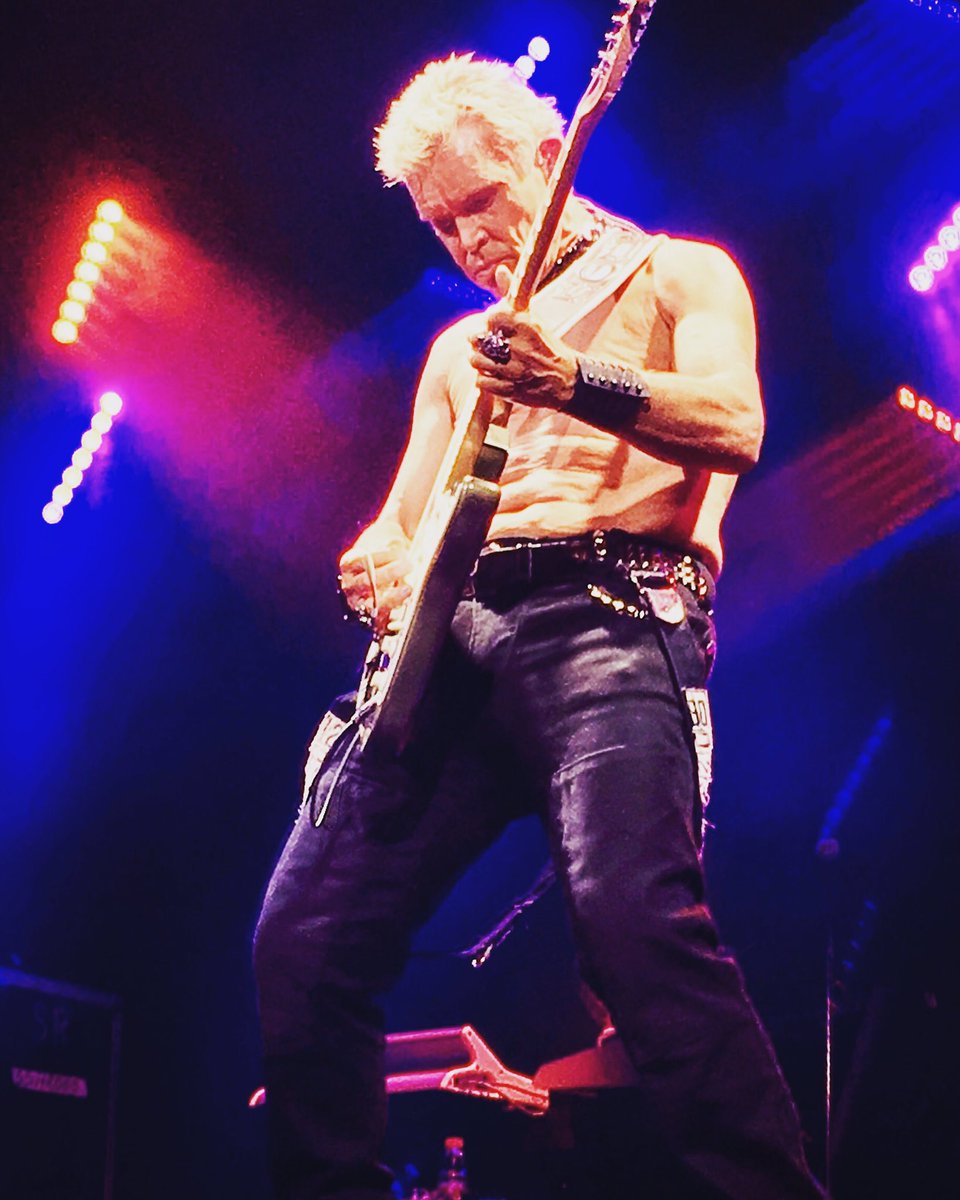 LAwmn99's tweet photo. And his boss isn't bad either... 😍🎸😎#BFI @HOBAnaheim #BillyIdol #hotrocker #thoseabstho https://t.co/NFvynq7rrS