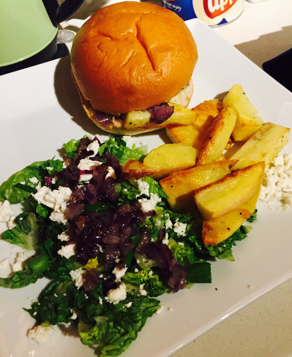 abbieflynn_x's tweet photo. Scrummy tea from @HelloFreshUK this evening - Minted Lamb Burgers 🍔 with homemade chips 😋 #hellofreshsnaps #foodhighlight https://t.co/X4WhsFzjKd