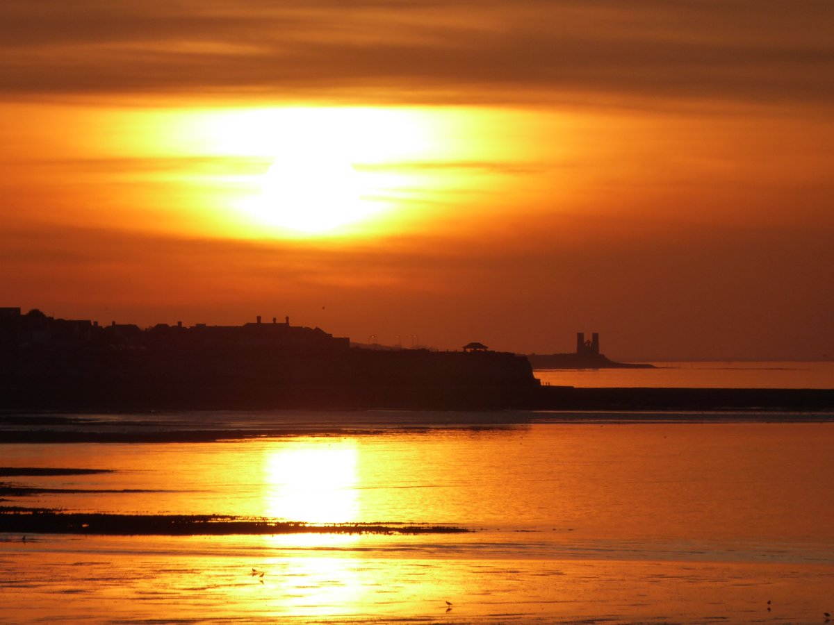lorrainecfoster's tweet image. Suddenly the sky was aflame ...... #sunset season has arrived!!
#WestBay, #Westgate-on-Sea looking towards #Reculver. #ThanetSkies