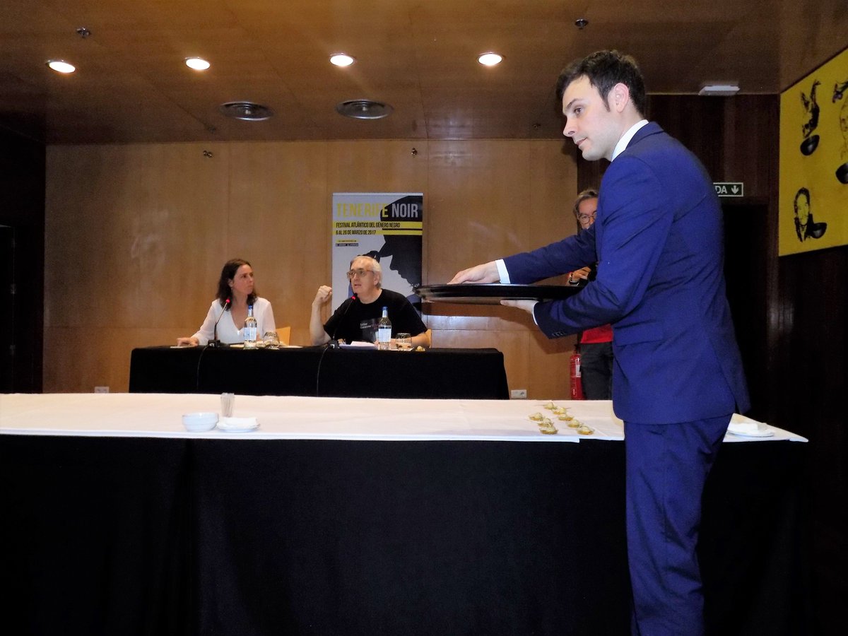 RevistaLeer's tweet photo. Nos divertimos mucho en Pasión Noir, gastronomía Negrocriminal con @XabierGutierrez y @yanetacosta en @TenerifeNoir 
https://t.co/BdxhylaK7y https://t.co/cXTQXYeR9G