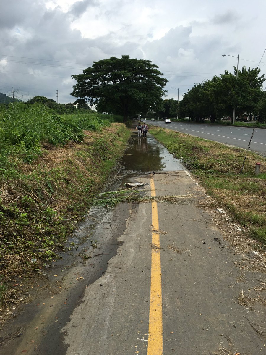 bloppy75's tweet photo. @Urb_ViaLaCosta Entre el paso de Pto. Hondo hasta pasar Holcim hay filtraciones de agua, piedra, lodo y basura. Como usar ciclovía así? https://t.co/hCJhPhS2wi
