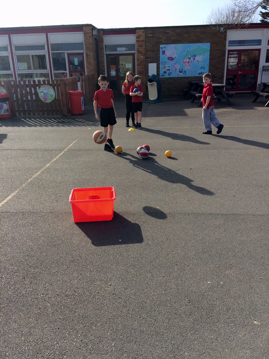 ysgolbrynhedydd's tweet photo. Fun in the sun! ☀️ #year4 enjoying multi skills in their PE lesson today. #springinoursteps https://t.co/MuUUwsrTWT