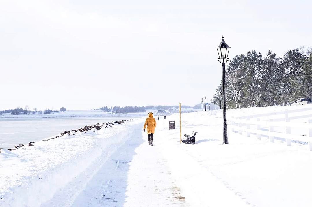 ExploreCanada's tweet photo. A stroll through a winter wonderland in @tourismpei 's Victoria Park. 📷: ericsvisuals via IG. #ExploreCanada #ExplorePEI https://t.co/4e6dH44sAy