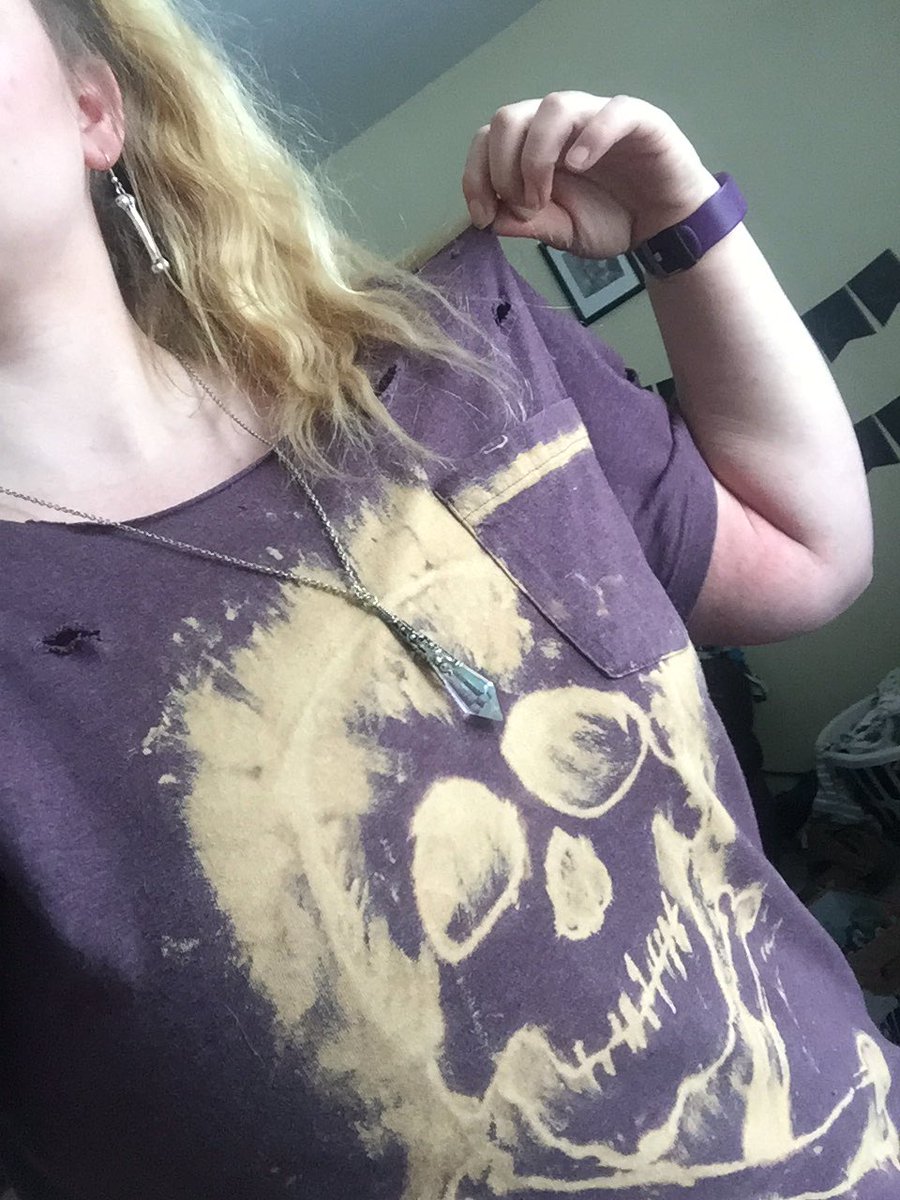 MoxxyFox's tweet photo. Just so ratty happy with this shirt I attacked 👌🏻☠️#diy #skull https://t.co/JypfO5doYk