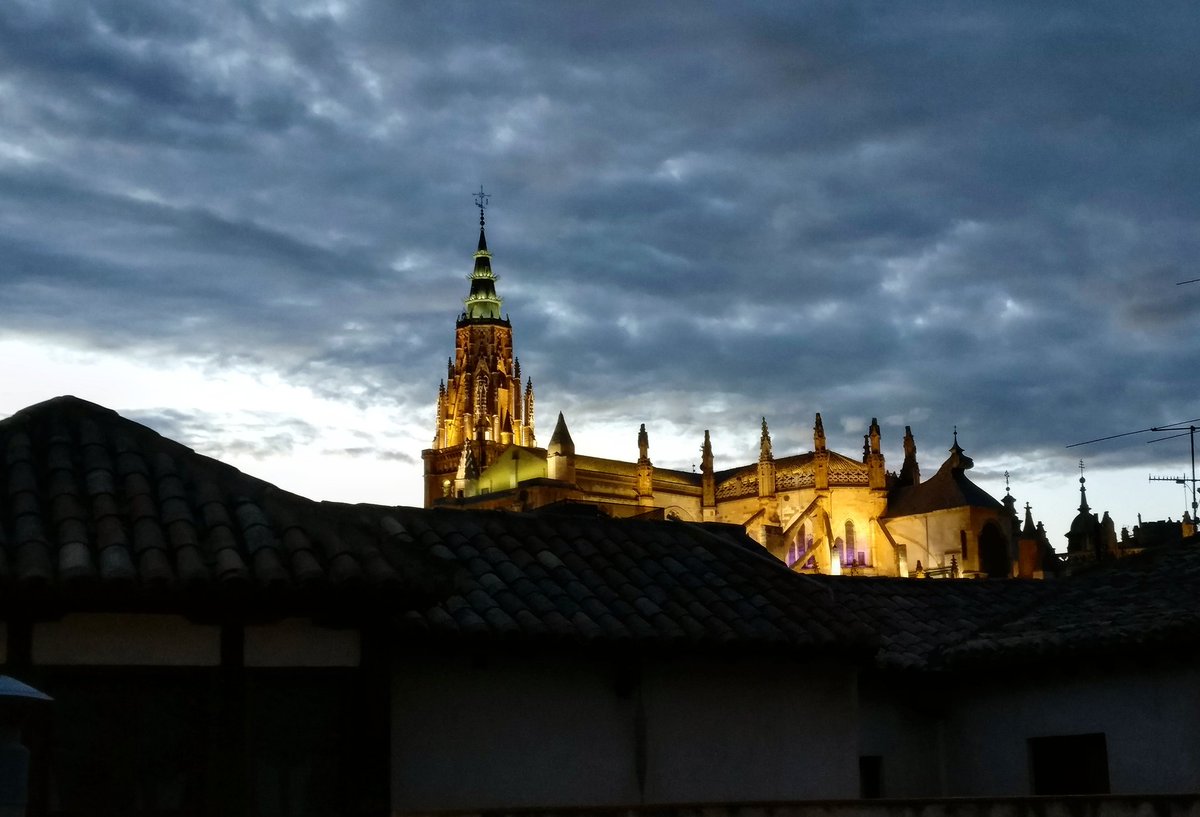 Visitoledo's tweet photo. Hoy os compartimos​ esta espectacular imagen de la Catedral de Toledo en la tarde de ayer. https://t.co/4HJIpdyk7x