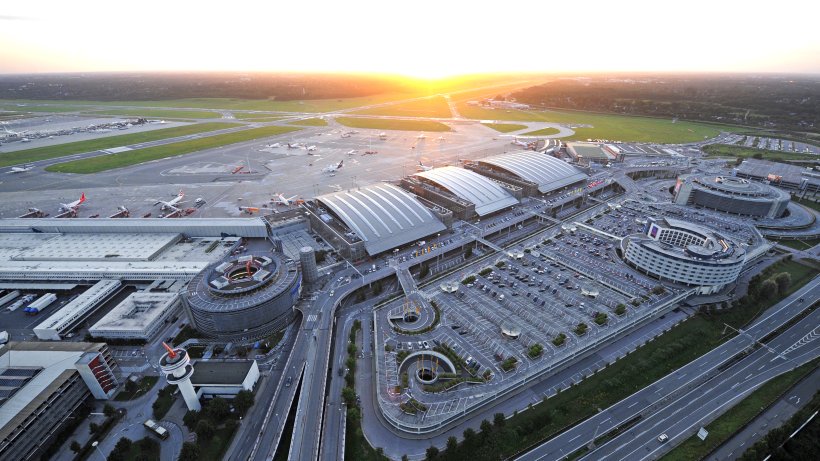 abendblatt's tweet photo. Flugverkehr: Hamburg Airport profitiert von Streik in Berlin https://t.co/lUItcCEHMH #New_Articles https://t.co/hIf3fzNkVz