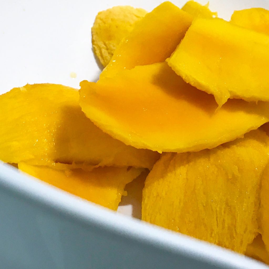 indulgepr's tweet photo. Mango Season! #mangoeverything #mangotarts #mangochocolate #indulgechocolat https://t.co/4LxrmYGpaP https://t.co/R7iPzdEmlm