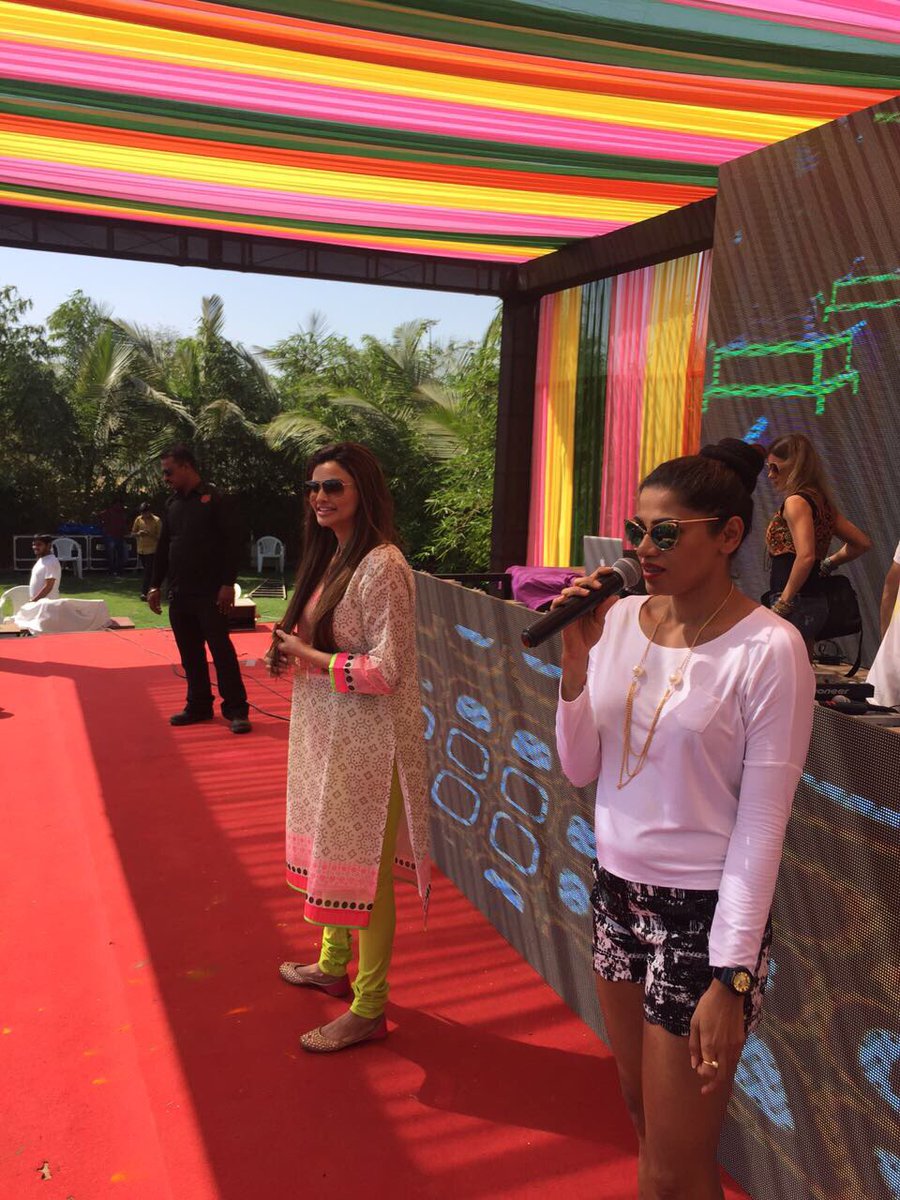 ent_SAV's tweet photo. Daisy Shah @ShahDaisy25 is all smiles and having fun at the Color Code Concert in Ahmedabad #happyholi https://t.co/9GfrK06uZV
