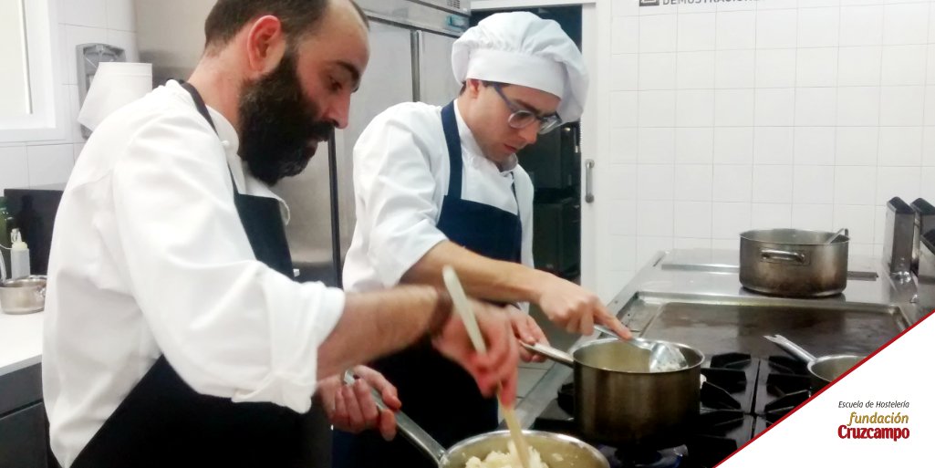 EHFunCruzcampo's tweet photo. Juan y Pedro, de @Zelaibar, nos dejaron boquiabiertos en nuestras jornadas @GurmeABC :) https://t.co/sH4TpYYhuj
