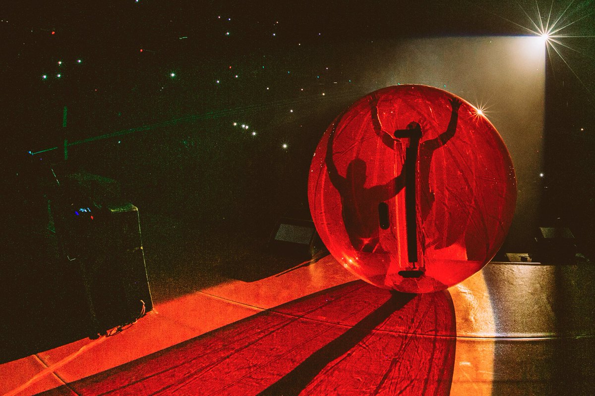 twentyonepilots's tweet image. more from #ERS2017 here: goo.gl/bVZeAM // this is greensbøro, n carolina. |-/