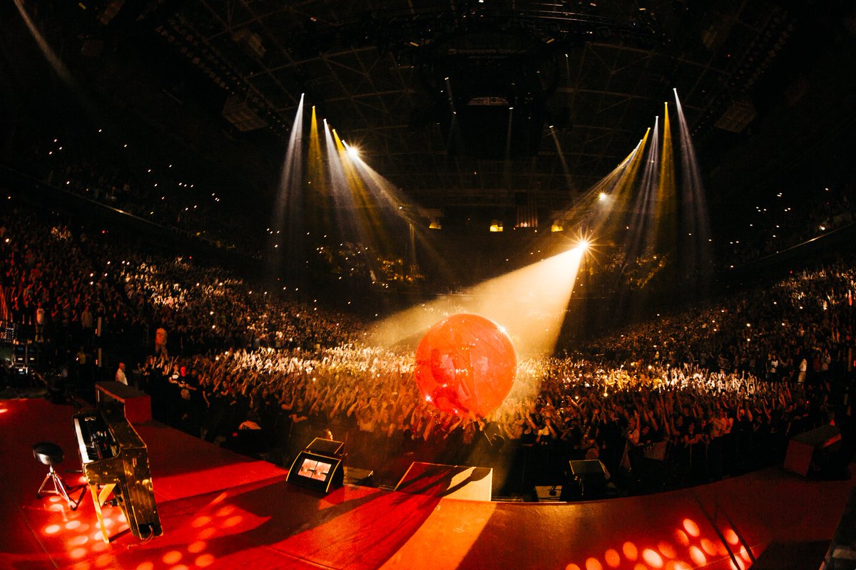 twentyonepilots's tweet image. more from #ERS2017 here: goo.gl/bVZeAM // this is greensbøro, n carolina. |-/