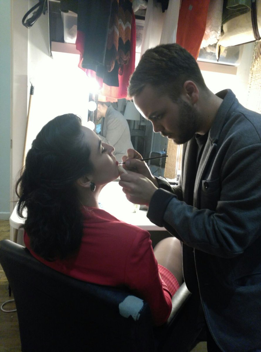 asocmaquilla's tweet photo. Alumnos Eva Solís, Juan Carlos Pérez y Marina Hernández continúan su formación prácticas #maquillaje y #peluquería en Escuela #CentraldeCine https://t.co/2N3EEDEKeo