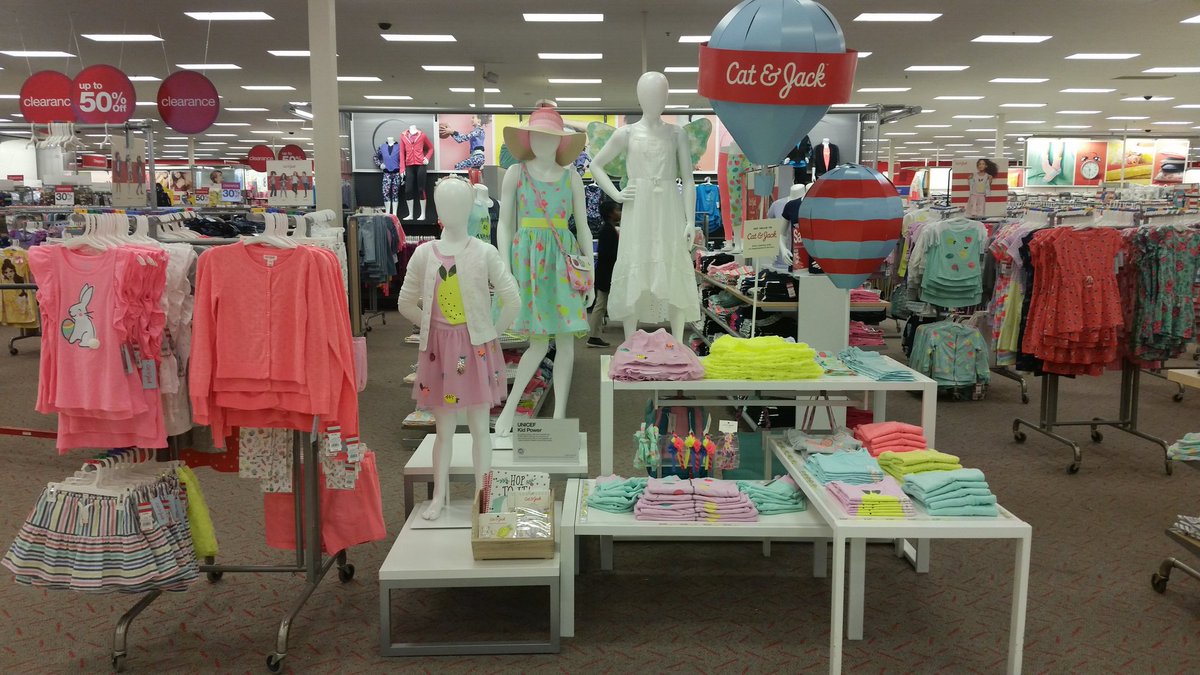 fabfrugal_12's tweet photo. @Target store T1824 is ready for Spring! #VisualDiva #Thisiswhatwedo #BigGirls @nwilliamsUNC https://t.co/WQRlTuPRzN