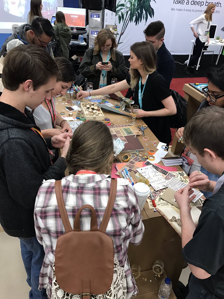 HowLifeUnfolds's tweet image. Our booth is busy with creators decorating their journals. #PoweredByPaper #📝