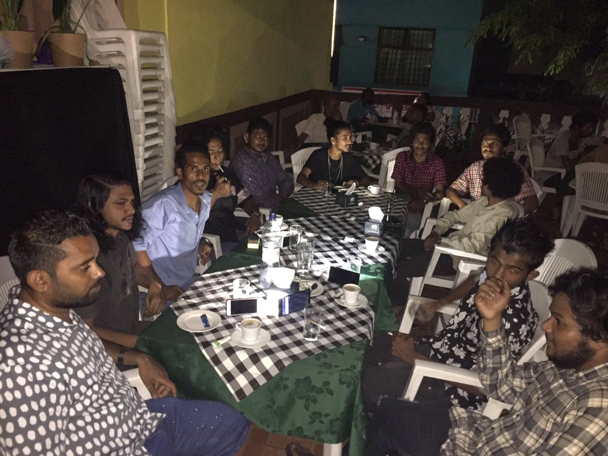 MDP_T12's tweet photo. #LCE2017
#MaafannuDhekunu Candidate Hussain Shareef Coffee with youths #Candidate No:2 โ
#VoteMDP #VoteMUO
#LaamarukazeeRaajje https://t.co/V4PTvIau8W