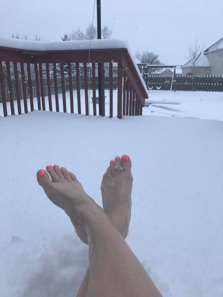 JennJanda's tweet image. My favorite viewer of the day. She titled this shot: Spring Break 2017 😂
At least her toes look tropical.
#Iowa #NotSpringYet