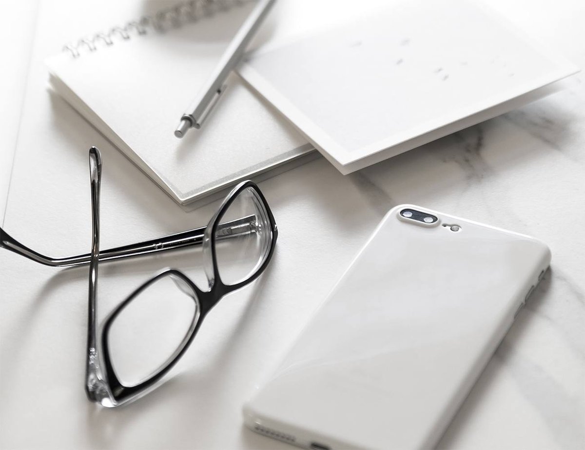 A thin case that turns your iPhone Jet White crwd.fr/2nghhZY