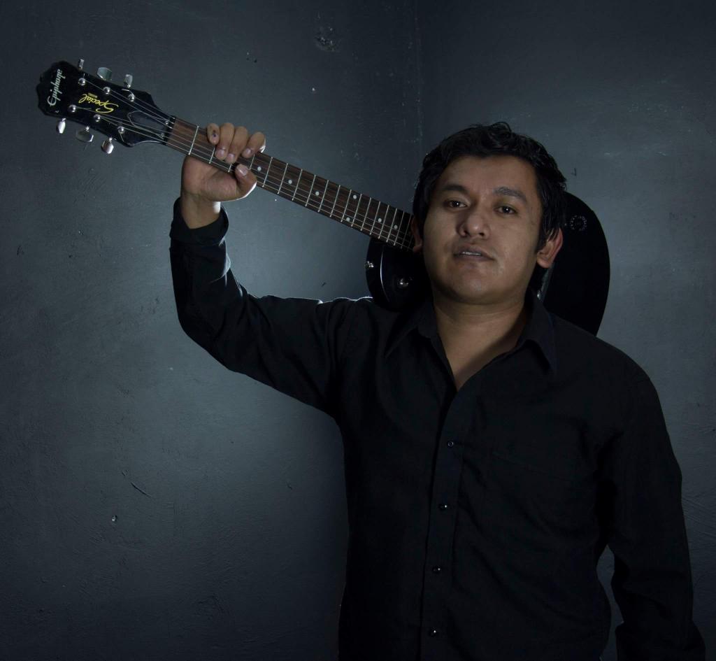 Motor_Slam's tweet photo. Luis Enrique, "chore" para la banda.
Guitarra. https://t.co/RGitEjgj13
