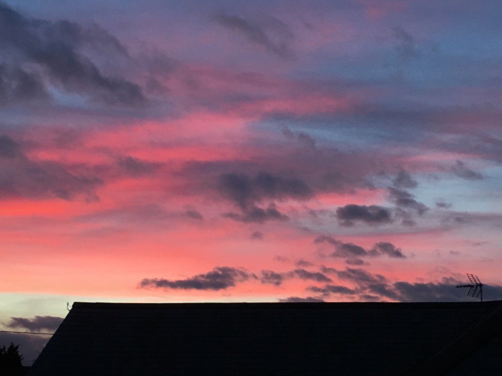 Beautiful sunset this evening over the house #springisonitsway #lighttill6.30