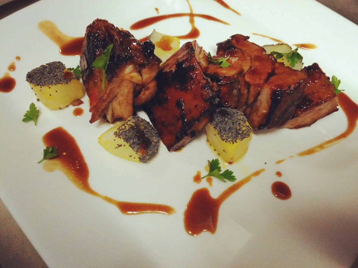 LocandaLeLogge's tweet photo. Arrosto di #agnello con patate allo #zafferano e semi di papavero.
Qui a #Urbisaglia, cuore delle #Marche.
#lelogge #SlowFood #kmzero https://t.co/oWAvkHsPjY
