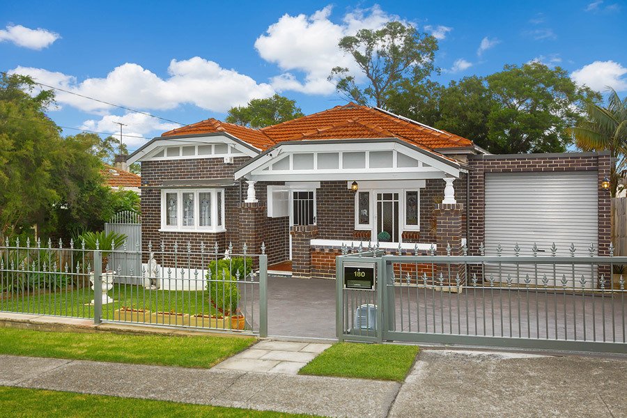 DevineREstate's tweet photo. 180 Queen St #CONCORD WEST #NSW. @Roger_Agha 0414 669 901. #Sensationally #Renovated #Californian #Bungalow https://t.co/01aUTZBCTm https://t.co/5ahlhLXFwm