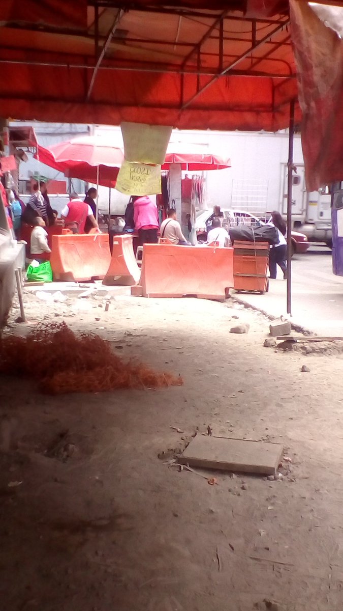 Calle Netzahualcoyotl, Centro. Casi un mes remodelando aceras y obras detenidas. RT! <a href="/retioDF/">retioDF</a>